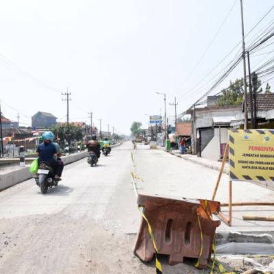 Progres Betonisasi Jalan Gedangan-Betro Hampir Selesai 100 Persen