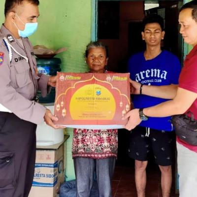 Bhabinkamtibmas Kesambi Anjangsana ke Korban Kanjuruhan, Beri Dukungan dan Sembako