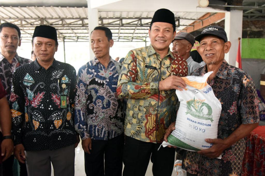 Bupati Sidoarjo Tinjau Penyaluran Bantuan Beras dan Cek BPJS Kesehatan Warga