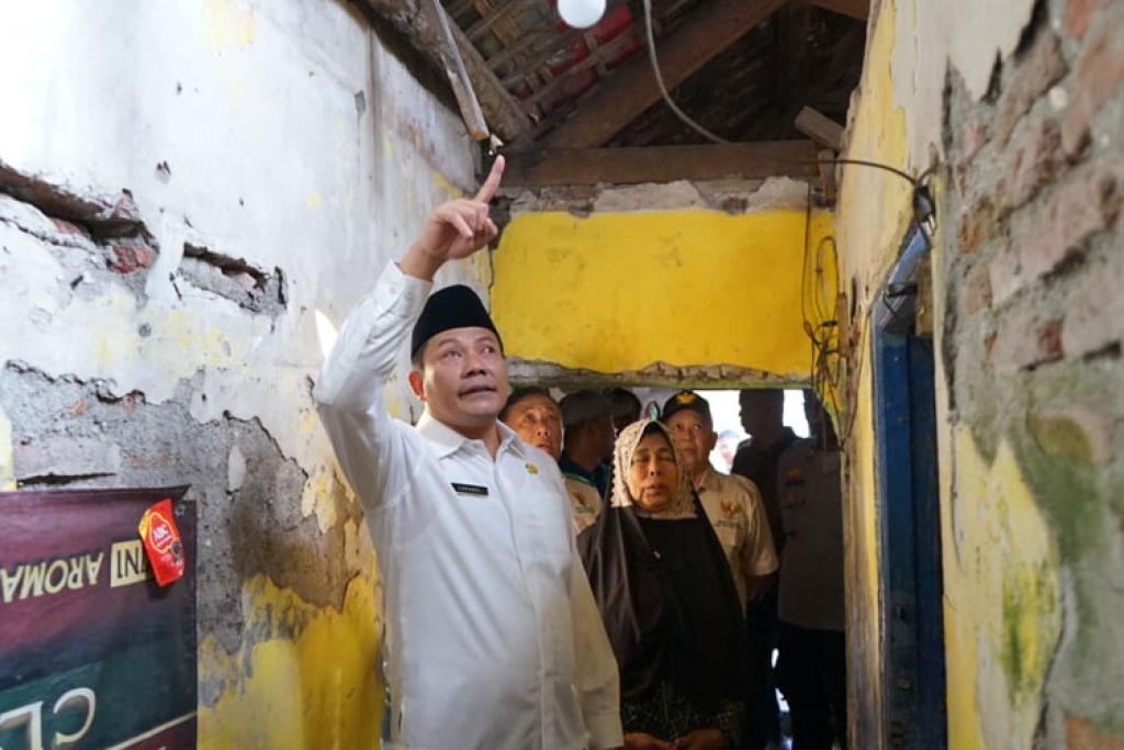 Bupati Subandi Tinjau Rumah Tak Layak Huni Di Bluru dan Magersari, Langsung Renovasi