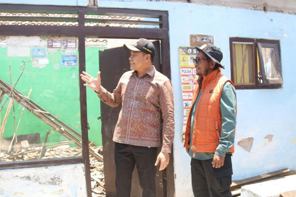 Bupati Subandi Tinjau Rumah Warga Magersari yang Ambruk Diterjang Angin