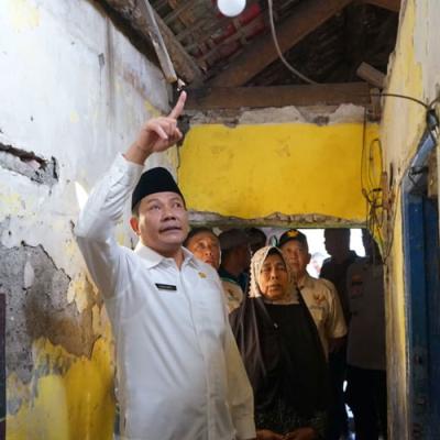 Bupati Subandi Tinjau Rumah Tak Layak Huni Di Bluru dan Magersari, Langsung Renovasi
