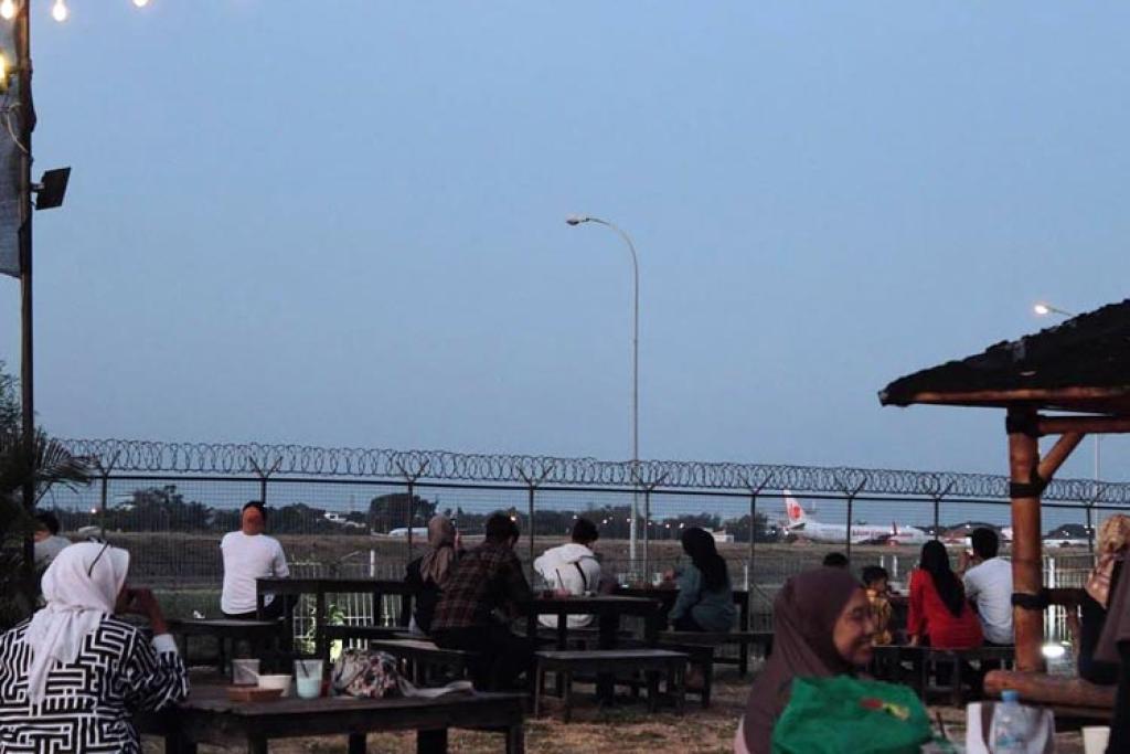 Menikmati Sajian Kuliner Sambil Menyaksikan Pesawat Lepas Landas di Fly Navy X10 Archery Cafe, Sidoarjo