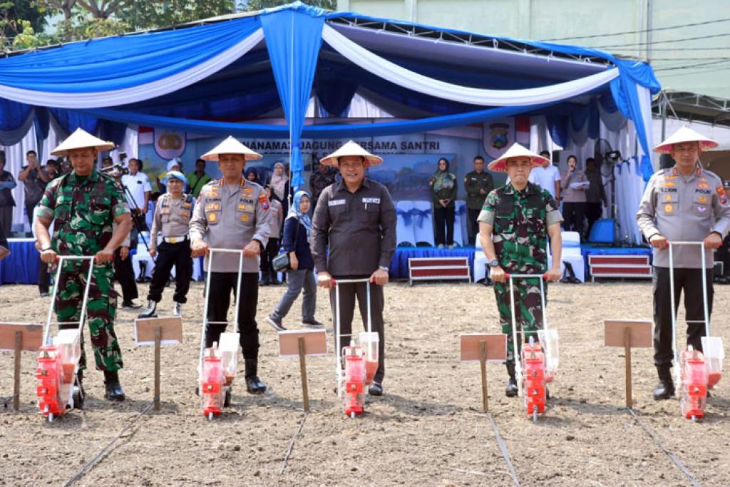 Forkopimda Sidoarjo Dukung Asta Cita lewat Penanaman Jagung di Ponpes Bumi Sholawat