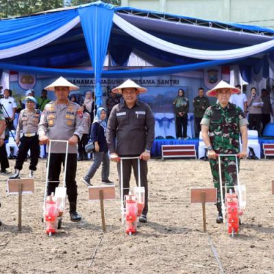 Forkopimda Sidoarjo Dukung Asta Cita lewat Penanaman Jagung di Ponpes Bumi Sholawat