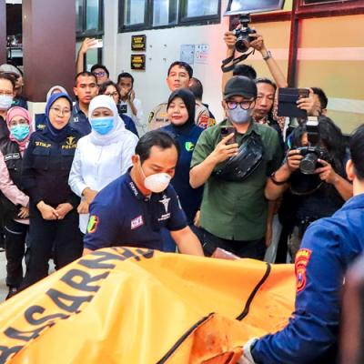 Gubernur Khofifah Pastikan Posko DVI Siap Identifikasi Korban Ponpes Al Khoziny Sidoarjo