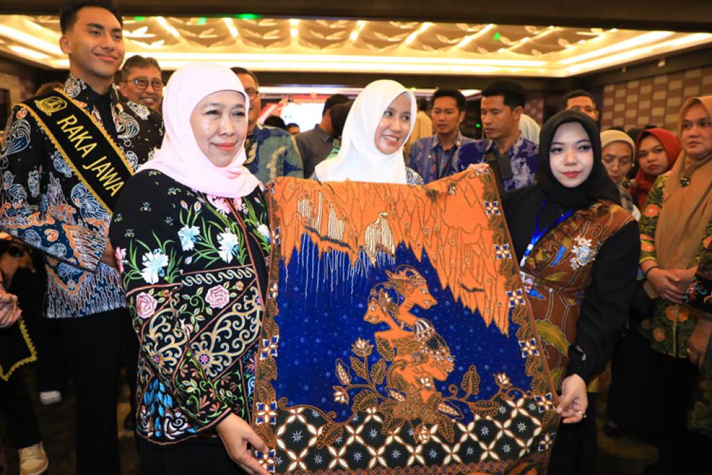 Hari Batik Nasional 2025, Gubernur Khofifah Ajak Generasi Muda Jadikan Batik Gaya Hidup
