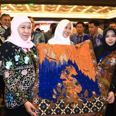 Hari Batik Nasional 2025, Gubernur Khofifah Ajak Generasi Muda Jadikan Batik Gaya Hidup