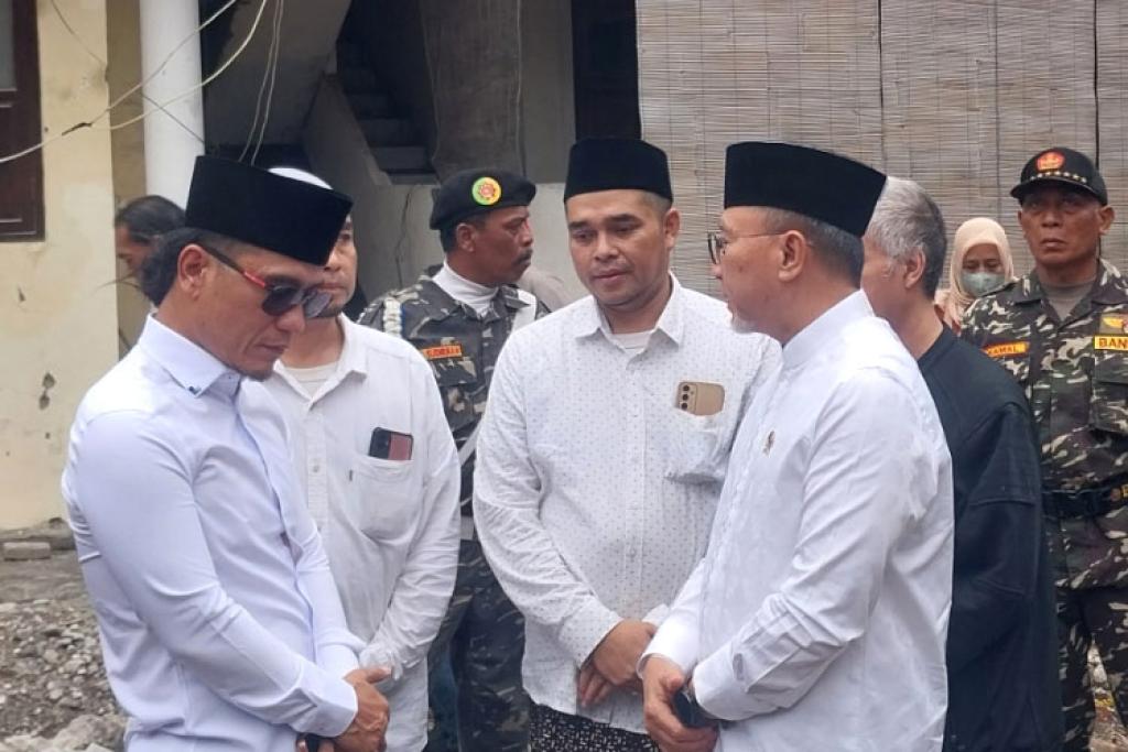 Zulhas dan Gus Miftah Kunjungi Ponpes Al-Khoziny, Ajak Santri Tetap Semangat Belajar