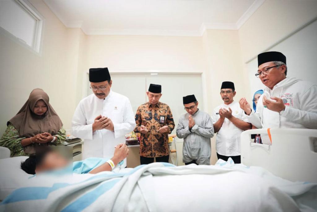 Mensos Gus Ipul Jenguk Korban Runtuhan Ponpes Al-Khoziny Sidoarjo