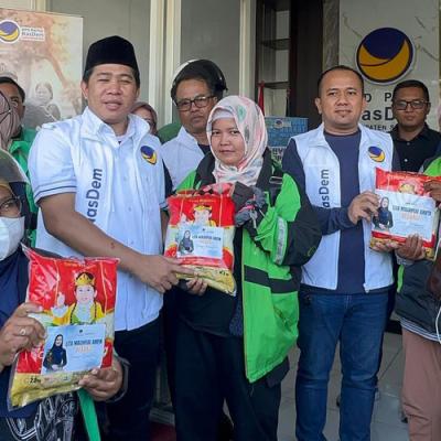NasDem Sidoarjo Bagikan 300 Paket Beras dan Beasiswa untuk Anak Driver Ojol