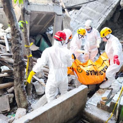 Lima Jenazah Santri Korban Runtuhan Ponpes Al Khoziny Dibawa ke RS Bhayangkara Polda Jatim