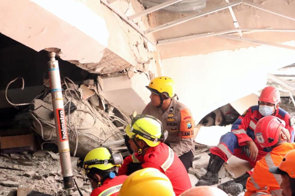 Polda Jatim Kerahkan Tim DVI dan Brimob untuk Evakuasi Korban Ponpes Al-Khoziny