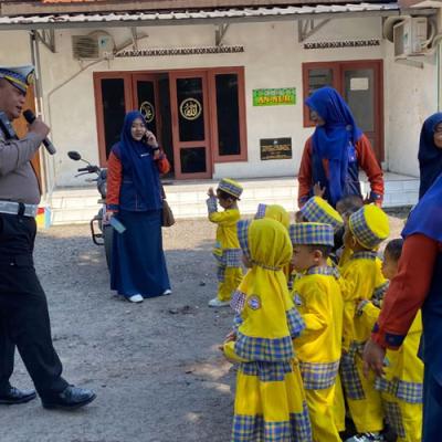 Polsek Balongbendo Ajak Siswa KB-RA Al Ikhlas Belajar Tertib Berlalu Lintas