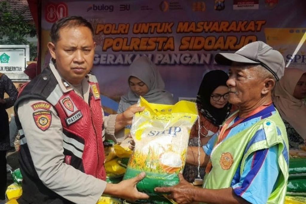 Polsek Krian Gelar Bazar Murah dan Distribusi Beras di Hari Kemerdekaan