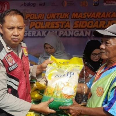 Polsek Krian Gelar Bazar Murah dan Distribusi Beras di Hari Kemerdekaan