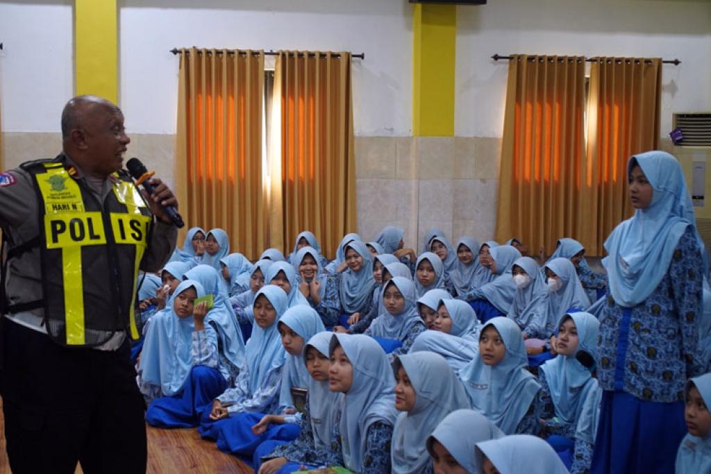 Polsek Taman Edukasi Siswa SMP Muhammadiyah 2 Soal Tertib Lalu Lintas dan Anti-Bullying