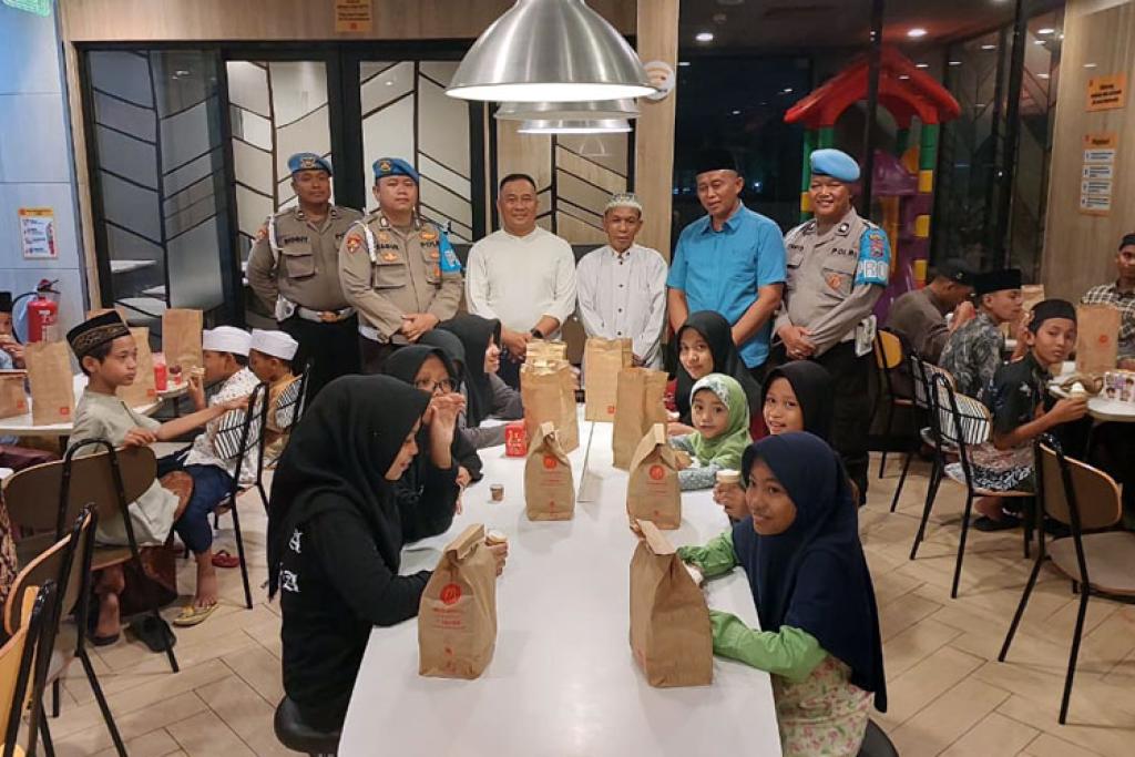 Propam Polresta Sidoarjo Berbagi Bersama Anak Yatim Lewat Makan Bergizi