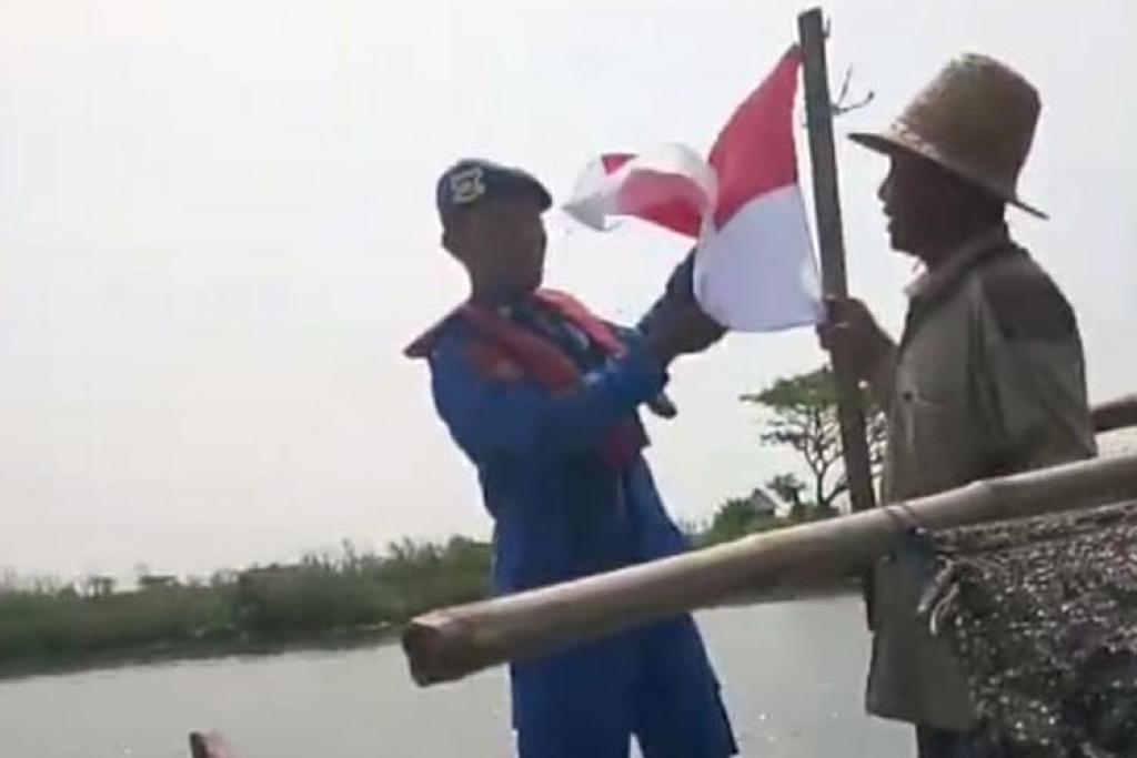 Satpolairud Polresta Sidoarjo Patroli di Dermaga Tlocor, Bagikan Bendera Merah Putih