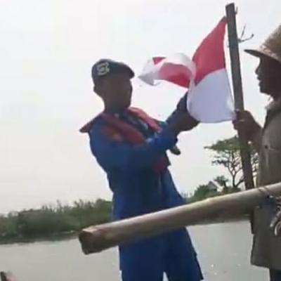 Satpolairud Polresta Sidoarjo Patroli di Dermaga Tlocor, Bagikan Bendera Merah Putih