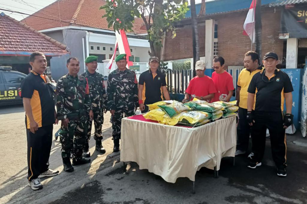 TNI-Polri Buduran Bersinergi Salurkan Beras Murah ke Warga Sawohan