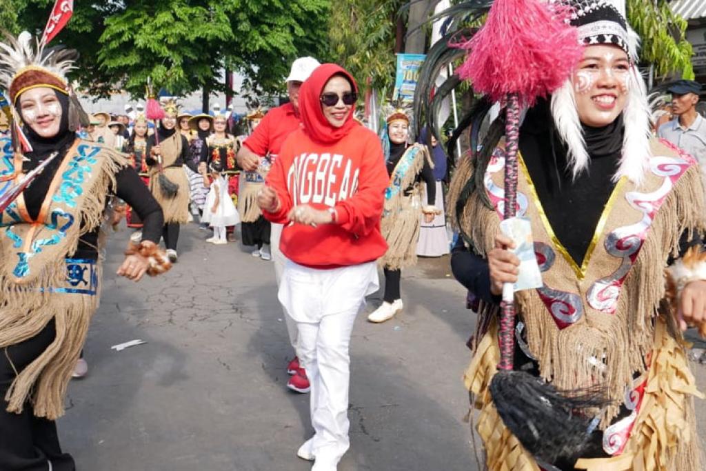 Wabup Mimik Idayana Apresiasi Kreativitas Warga Bligo, Grogol, dan Sidokerto di Karnaval HUT ke-80 RI