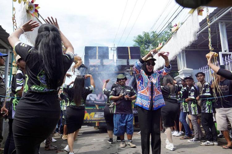 Wabup-Sidoarjo-Lepas-Pawai-Budaya-Desa-Semambung-a